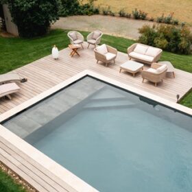 Salon de jardin autour d'une piscine